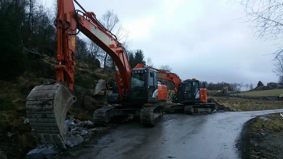 To gravemaskiner på vei